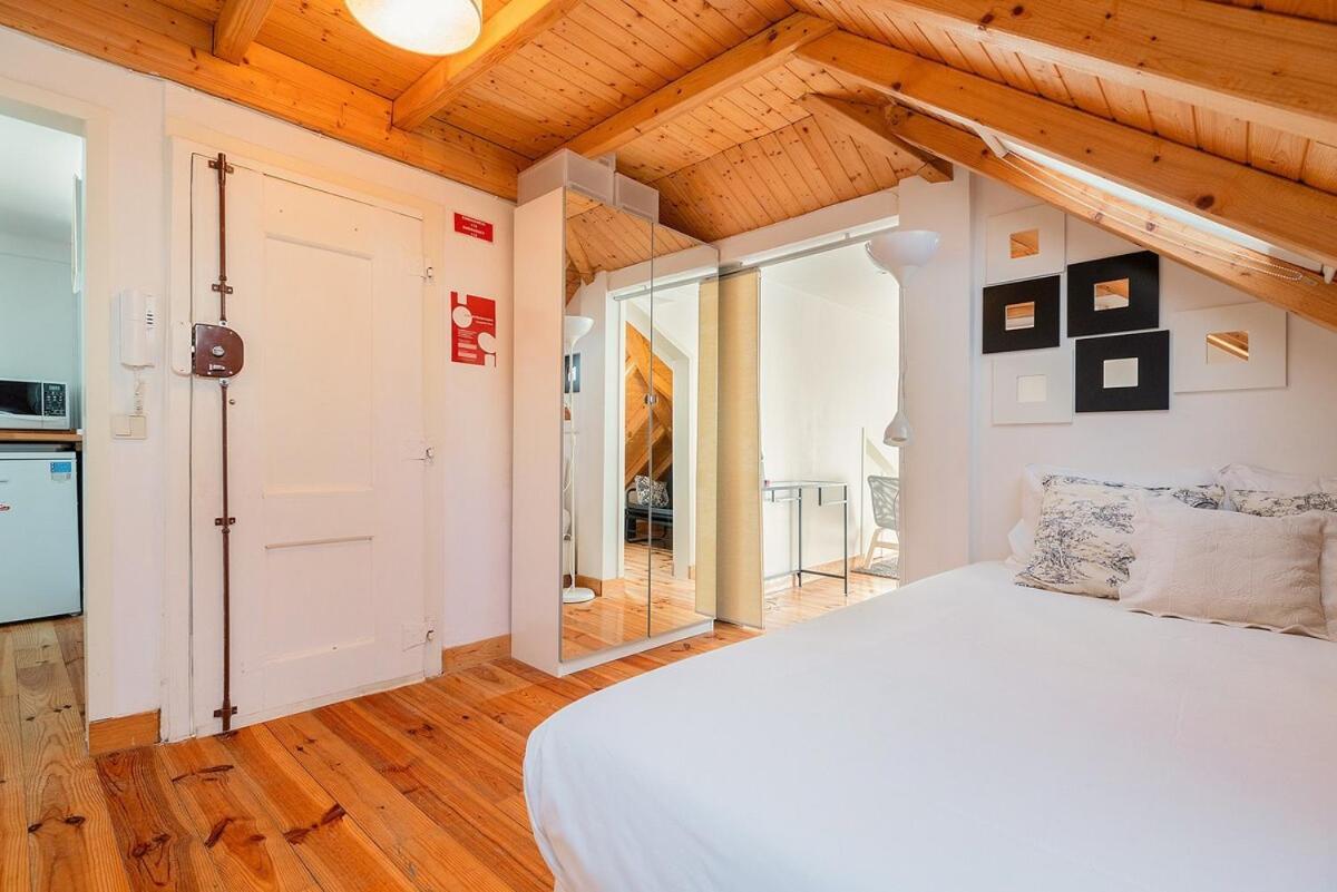 Attic Apartment With Balcony In Bairro Alto Lisboa Exterior foto